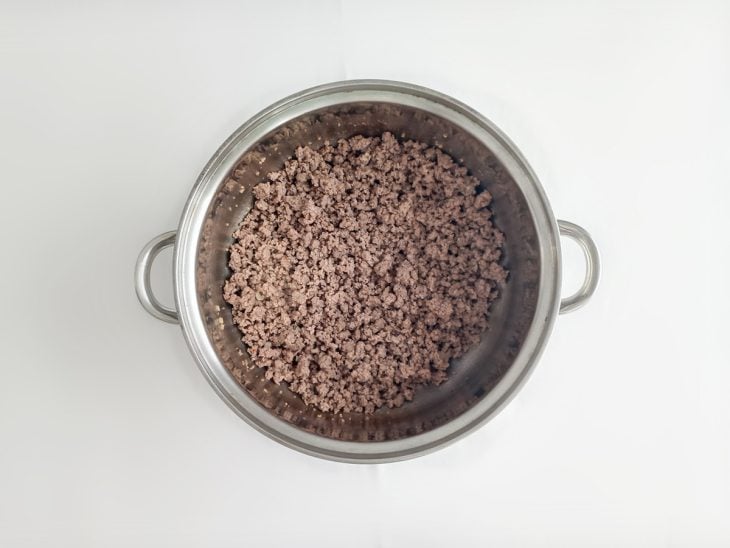 Carne moída e temperos adicionados na panela.