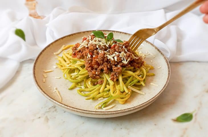 Espaguete de abobrinha à bolonhesa
