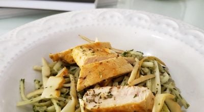 Espaguete de palmito com peito de frango e pesto