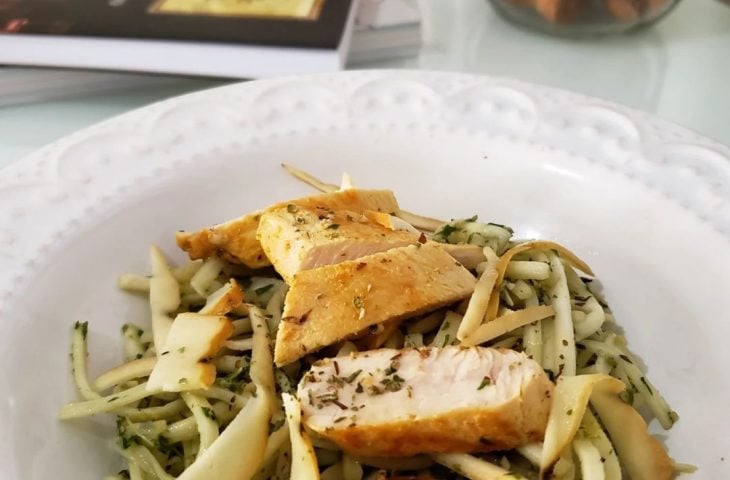 Espaguete de palmito com peito de frango e pesto