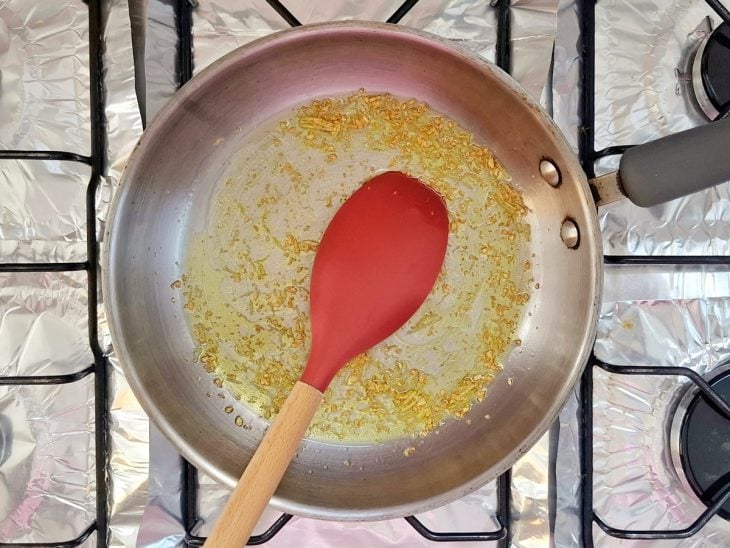 Suco e raspas do limão adicionados a frigideira.