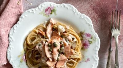 Espaguete integral com salmão defumado e alcaparras