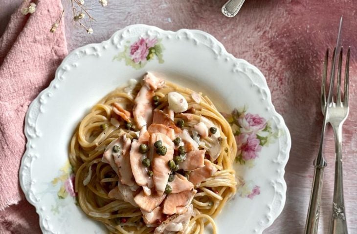 Espaguete integral com salmão defumado e alcaparras