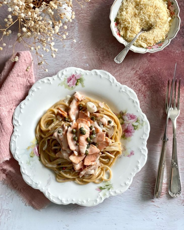 Espaguete integral com salmão defumado e alcaparras