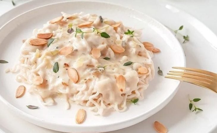 Espaguete konjac ao molho de gorgonzola