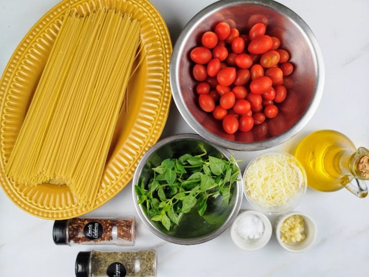 Ingredientes reunidos em uma bancada.