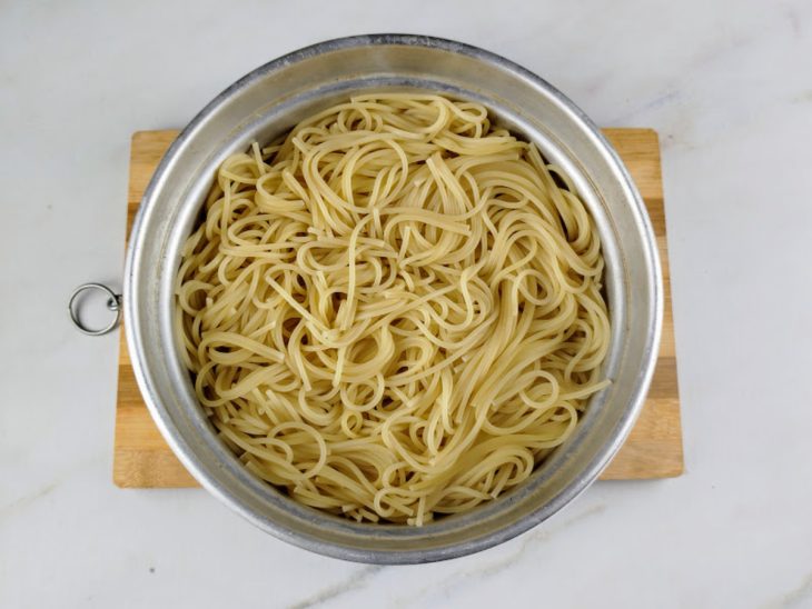 Macarrão cozido em uma tigela de alumínio.