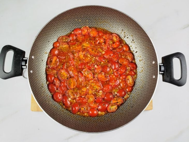 Frigideira com azeite, alho, pimenta-calabresa, tomates-cerejas e sal.