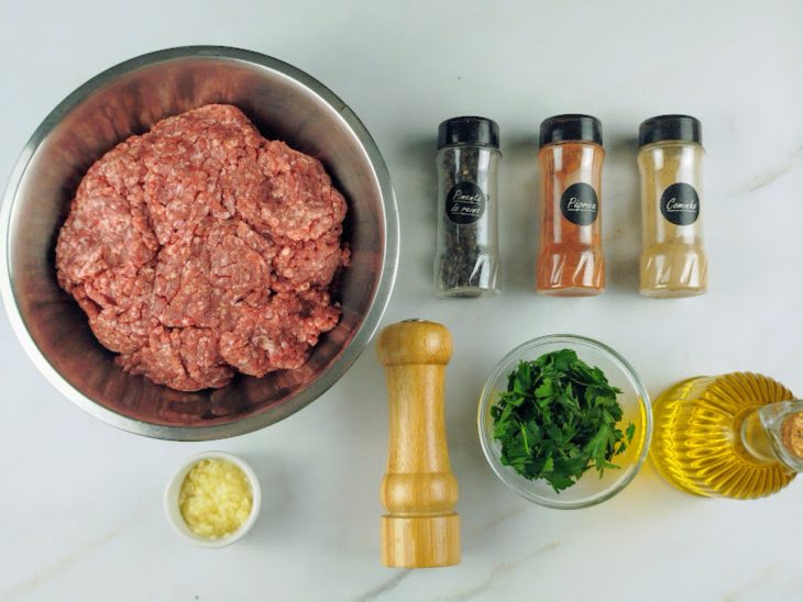 Ingredientes reunidos em uma bancada.