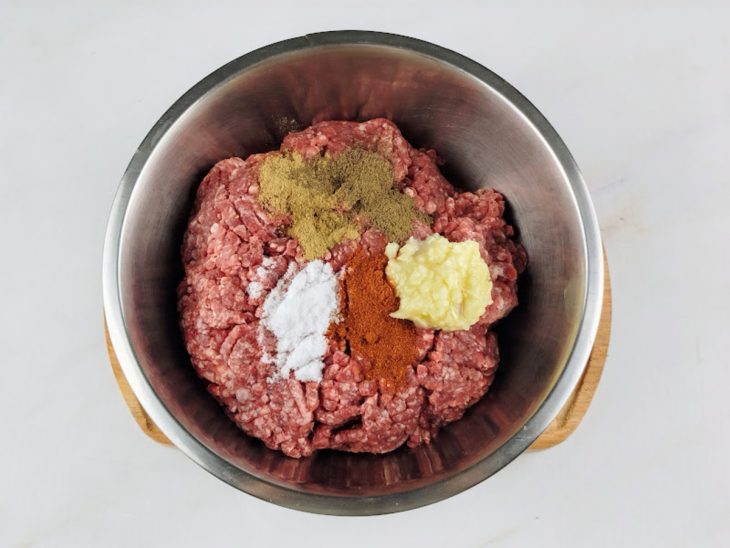 Carne com temperos em uma tigela.