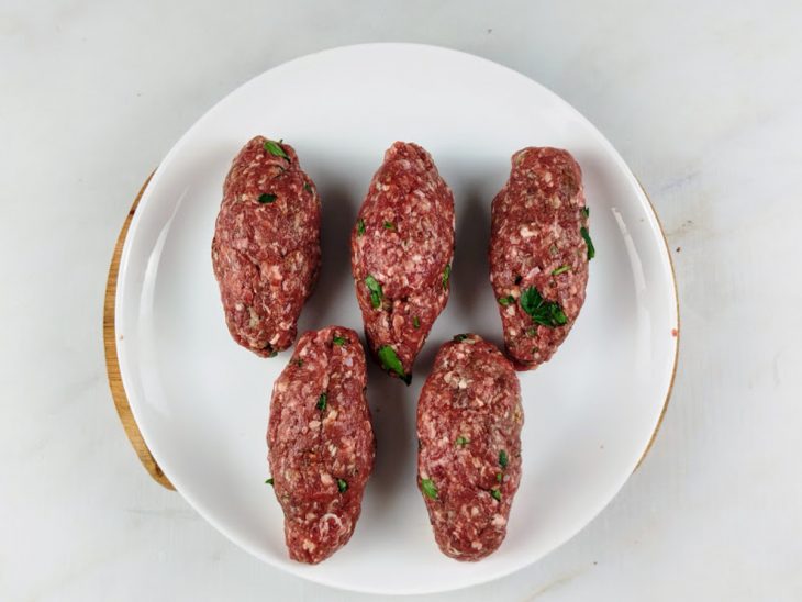Porções da carne modeladas sobre um prato.