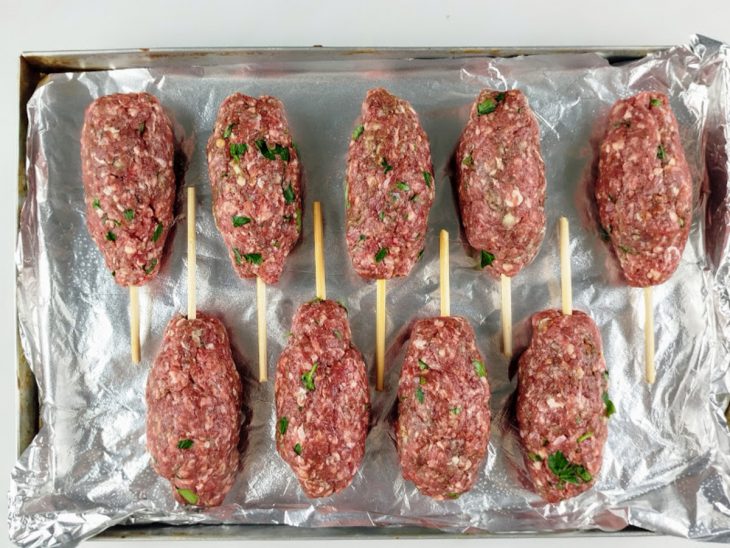 Espetos colocados nas porções de carne.