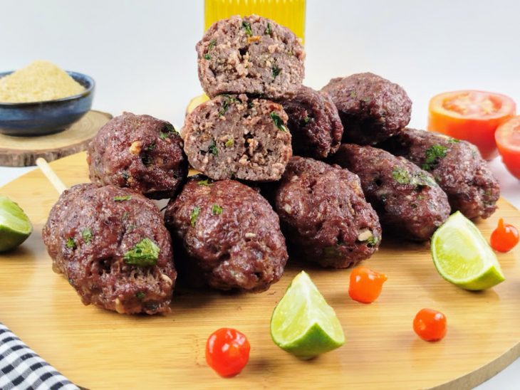 Espetinhos de kafta servidos sobre uma tábua.