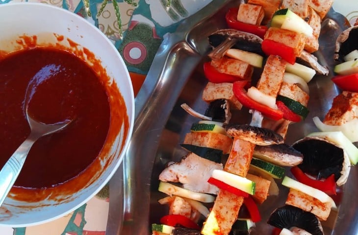 Espetinho de tofu ao barbecue