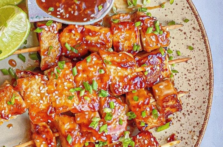 Espetinho de tofu ao molho asiático
