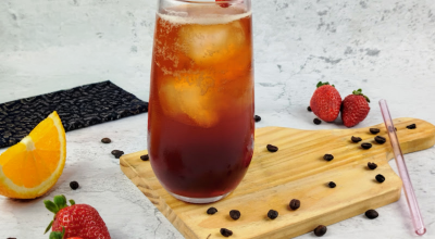 Espresso tônica com morango e laranja