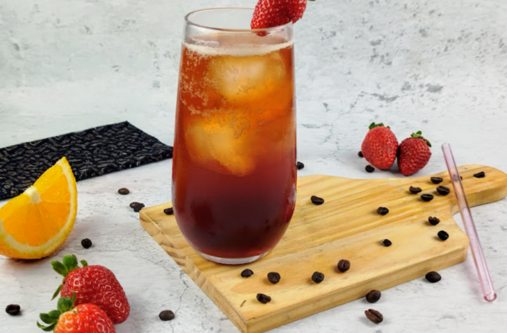 Espresso tônica com morango e laranja