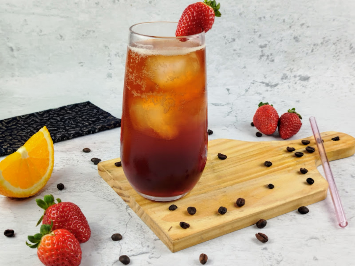 Espresso tônica com morango e laranja