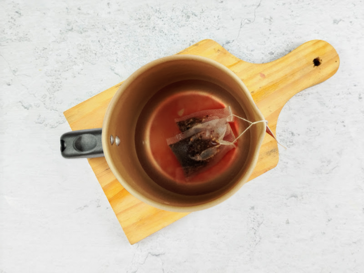 Sachês de chá infusionados na água.