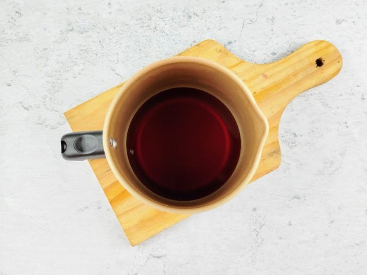Caneca com chá pronto.