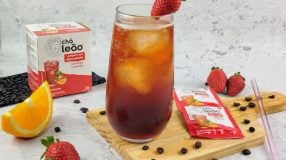 Espresso tônica com morango e laranja