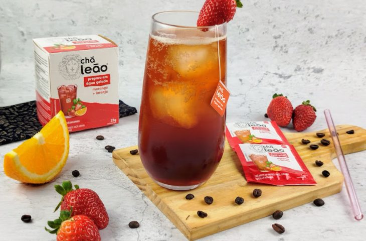 Espresso tônica com morango e laranja
