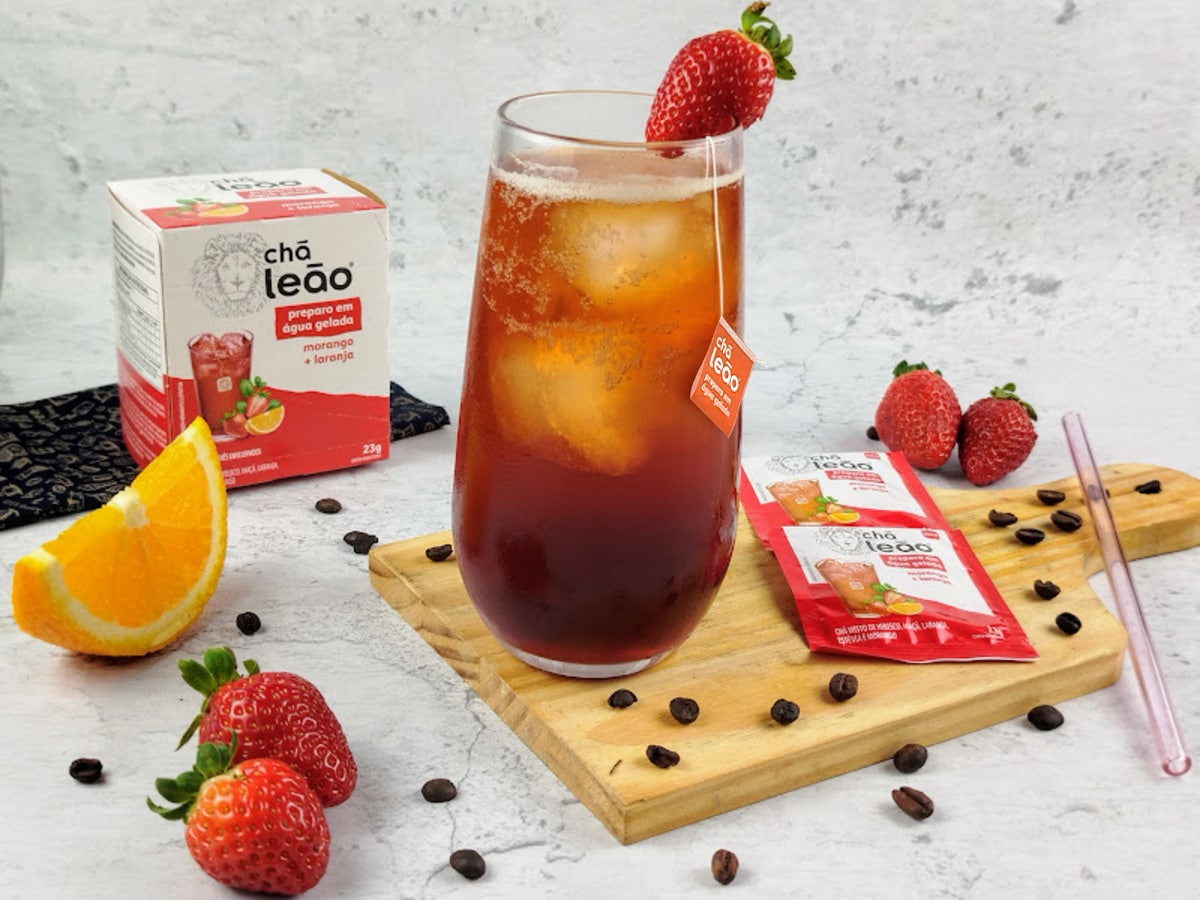 Espresso tônica com morango e laranja