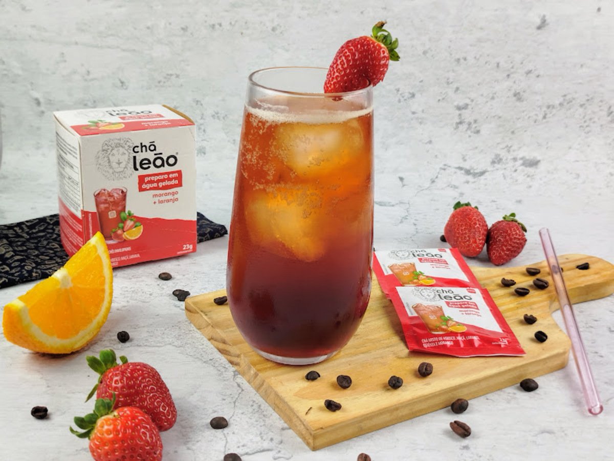 Espresso tônica com morango e laranja