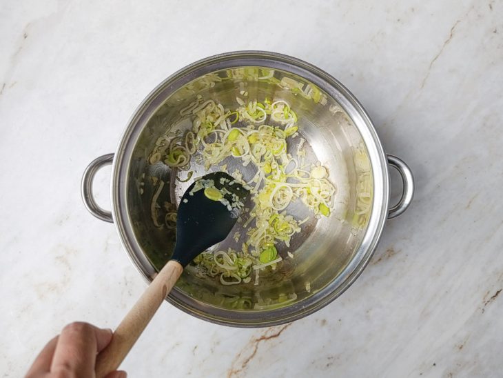 Alho-poró refogado na panela.