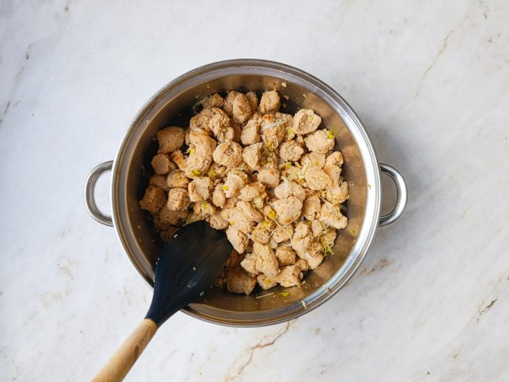 Proteína adicionada na panela.