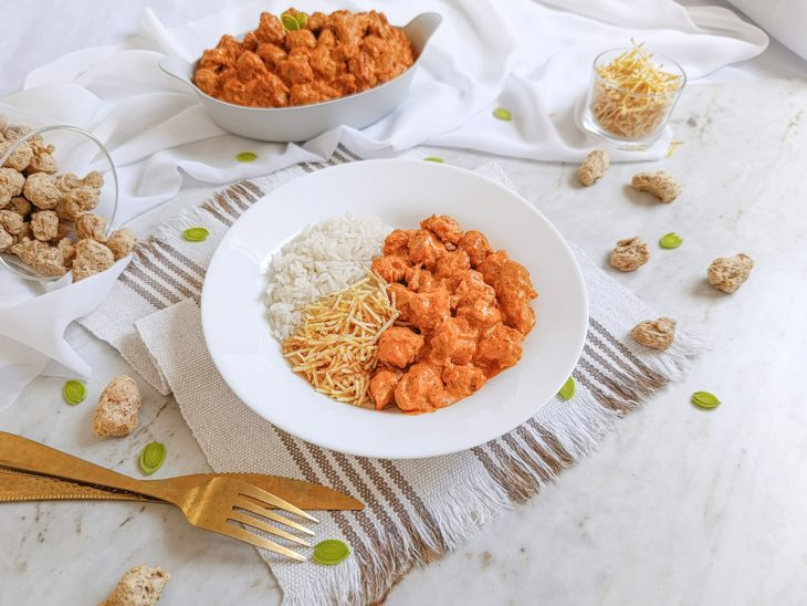 Estrogonofe pronto, servido com arroz e batata palha.