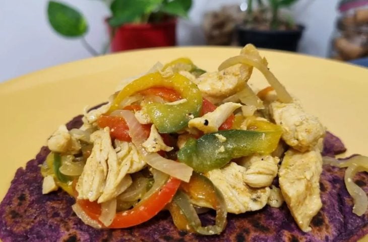 Fajitas de frango com tortillas de batata doce roxa