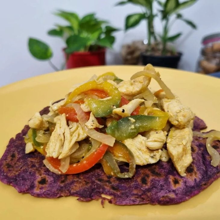 Fajitas de frango com tortillas de batata doce roxa