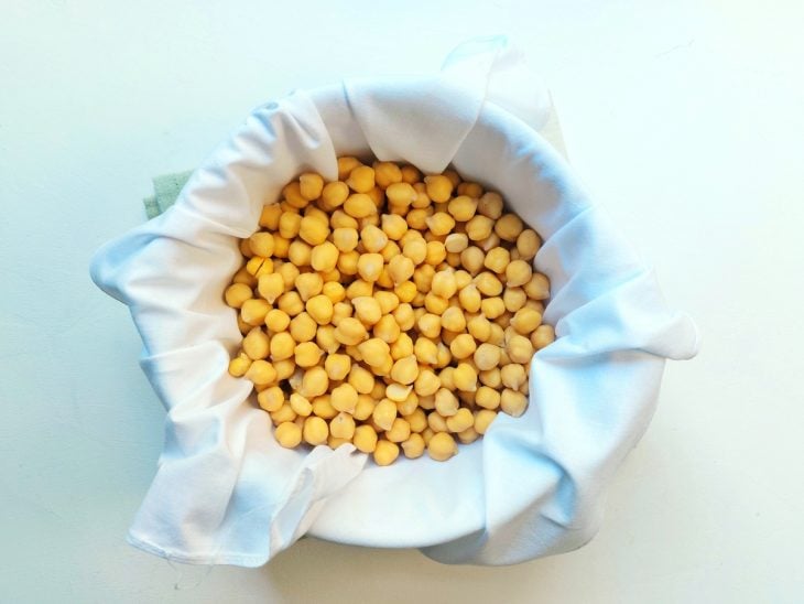 Um recipiente contendo grãos-de-bico.