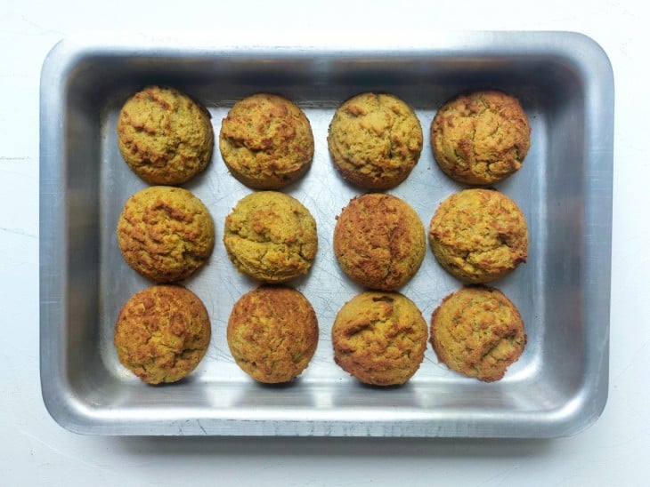 12 bolinhas de falafel assados.