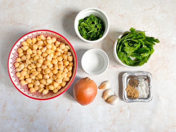 Ingredientes reunidos em uma bancada.