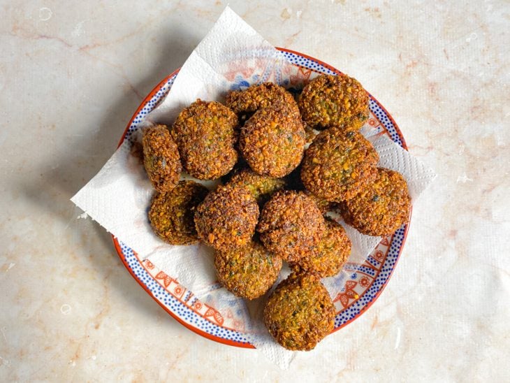 Falafels fritos sobre um prato com papel-toalha.