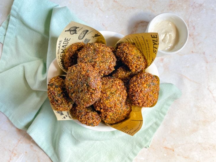 Falafel pronto para consumo.