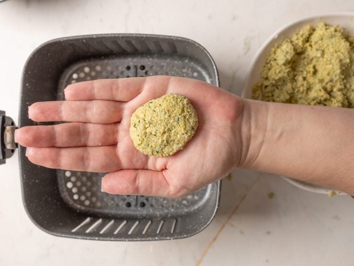 Massa de falafel modelada sobre a mão da culinarista.