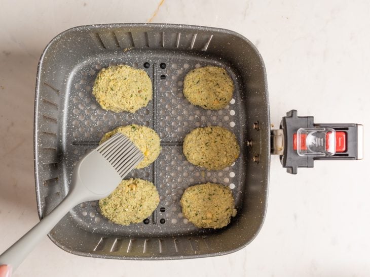 Falafels modelados dentro do cesto da aifryer.
