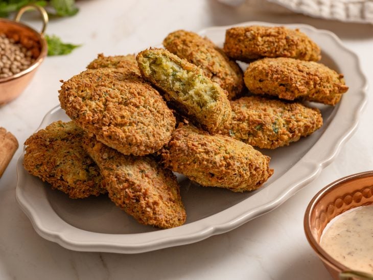 Falafels prontos para consumo sobre um prato.