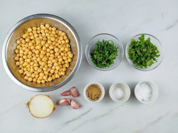 Ingredientes para a receita de falafel simples dispostos em uma bancada.