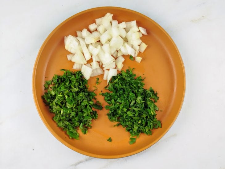 Cebola e cheiro-verde picados.