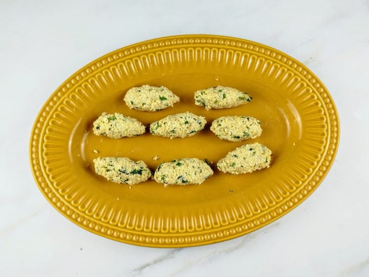Bolinhos modelados em um prato.