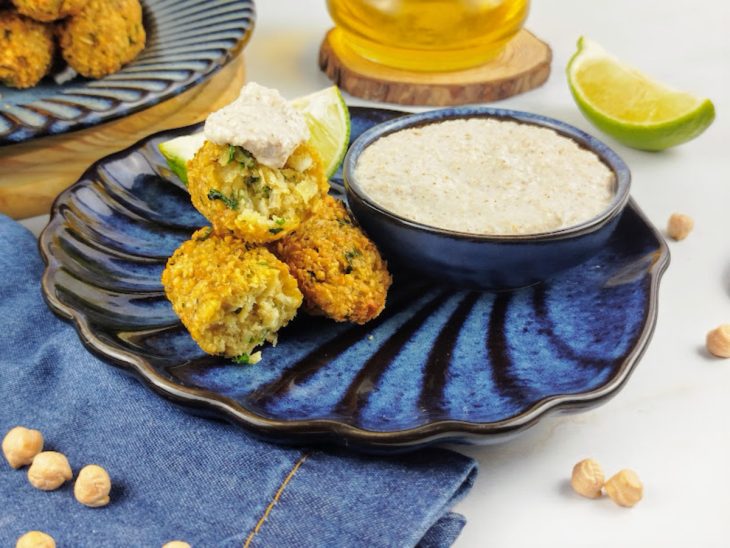 Falafel simples pronto para servir, acompanhado por molho.