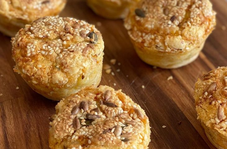 Falso pão de queijo com sementes