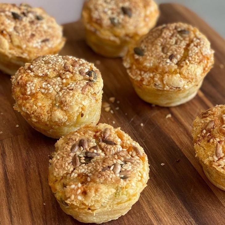 Falso pão de queijo com sementes