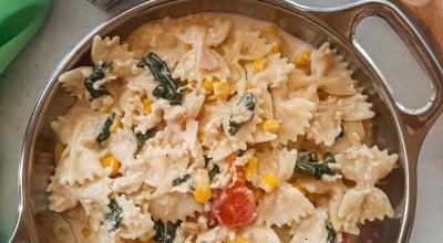 Farfalle com frango desfiado e espinafre