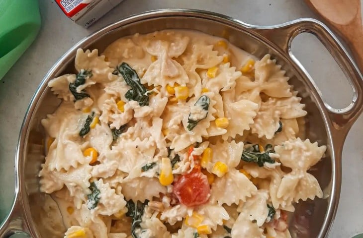 Farfalle com frango desfiado e espinafre