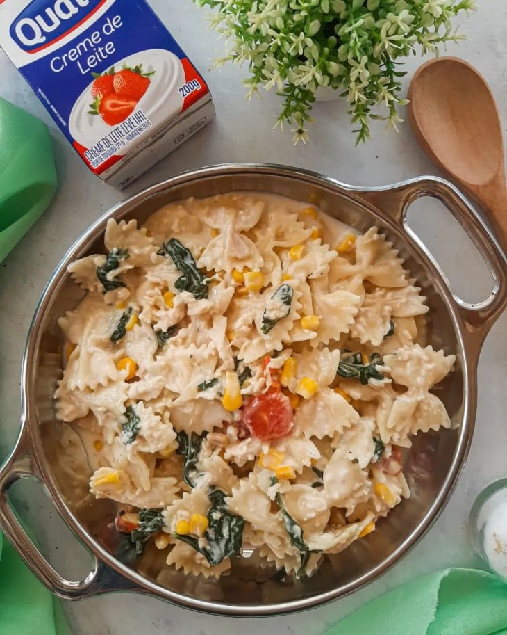 Farfalle com frango desfiado e espinafre